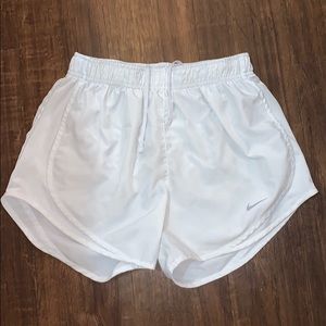 WHITE NIKE SHORTS SM